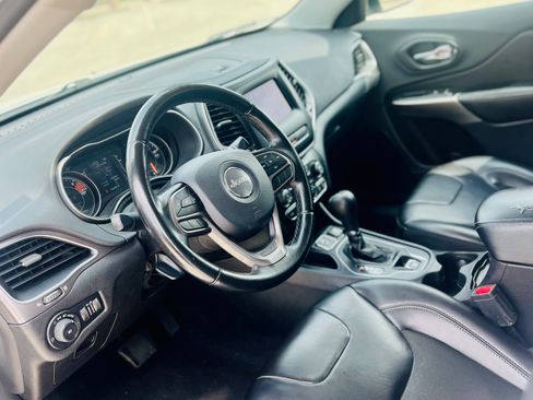 Used 2019 Jeep Cherokee Latitude Plus FWD image 1