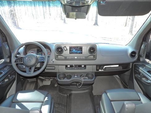 Used 2023 Mercedes-Benz Sprinter 2500 image 9