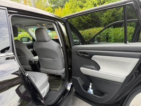 Used 2021 Toyota Highlander LE image 2