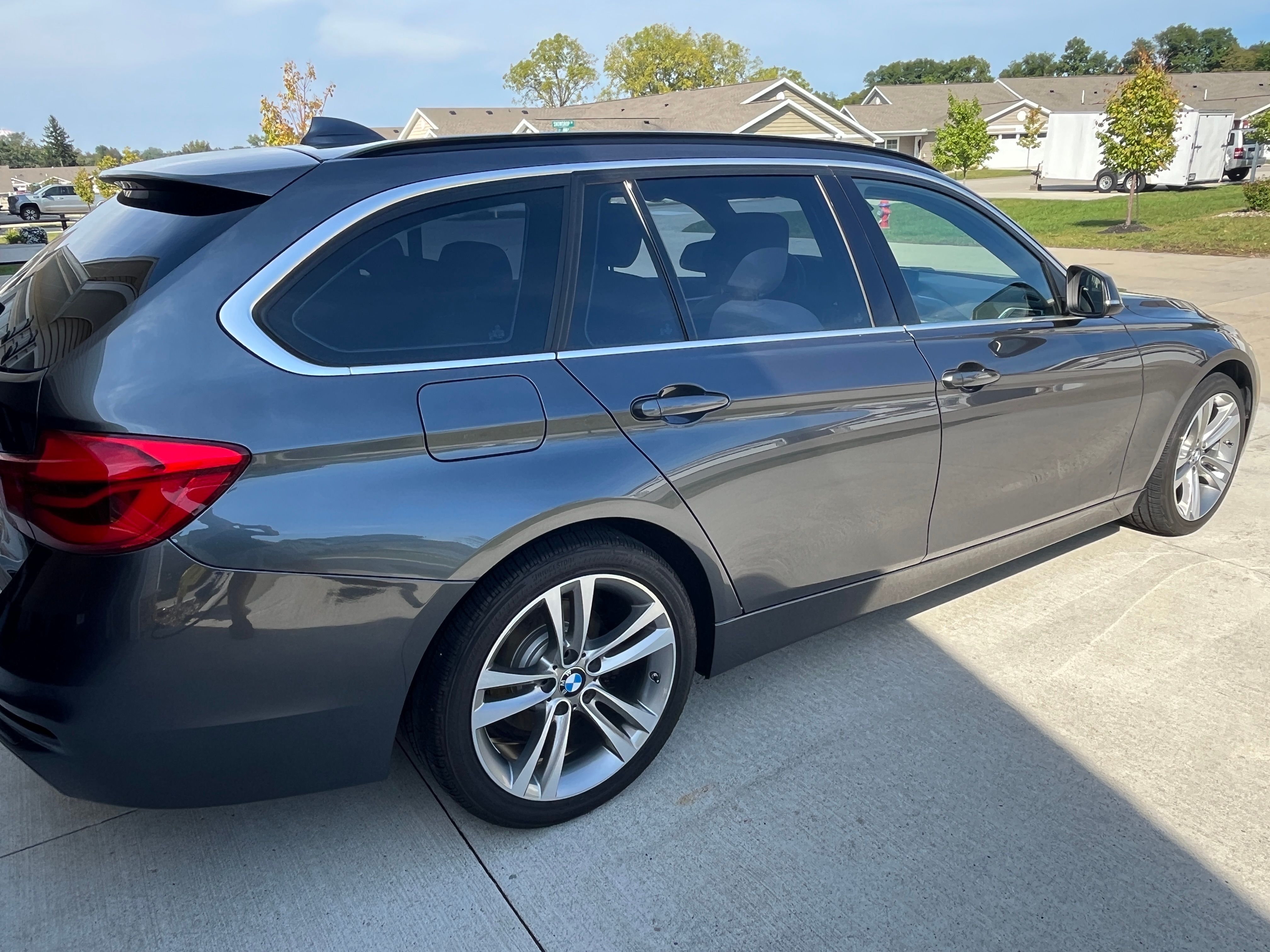 Used 2018 BMW 330i xDrive Wagon AWD/4WD image 11