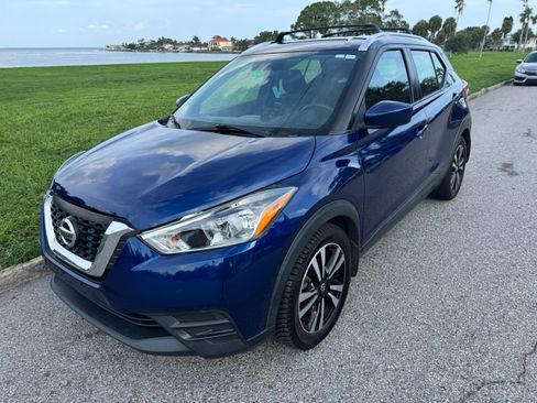 Used 2018 Nissan Kicks SV FWD image 2