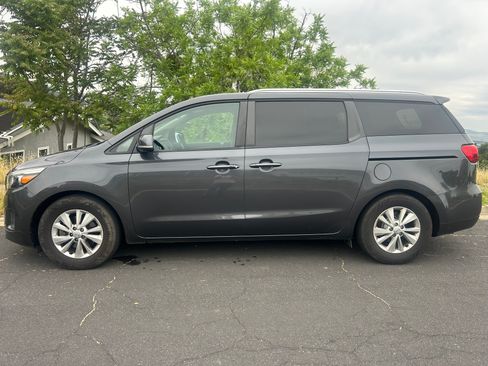 Used 2017 Kia Sedona LX w/ LX Essentials Premium Package image 1