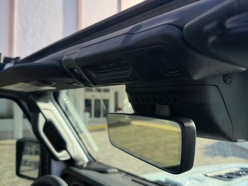 Used 2025 Jeep Wrangler Unlimited Rubicon image 11