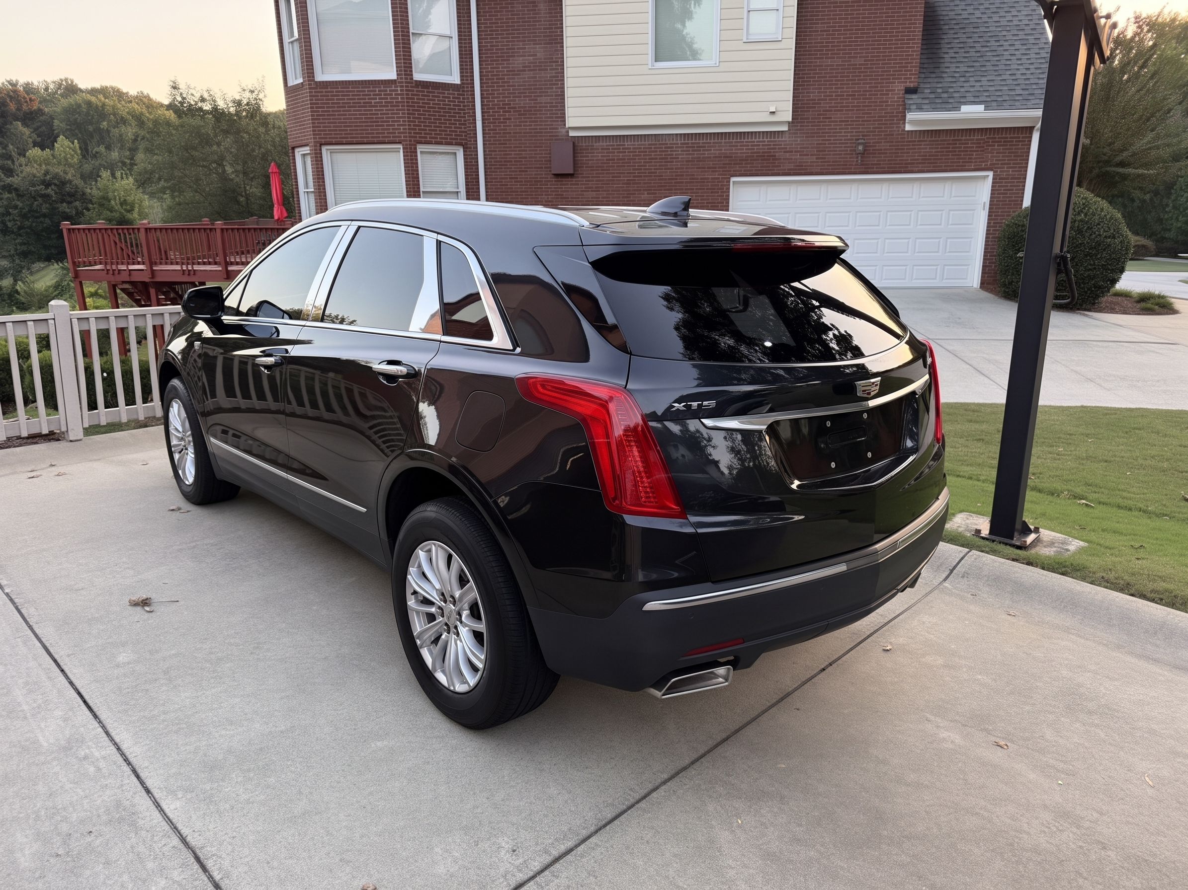 Used 2019 Cadillac XT5 FWD image 2