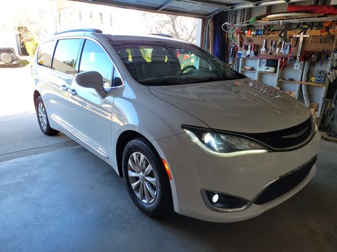 Used 2017 Chrysler Pacifica Touring-L image 9