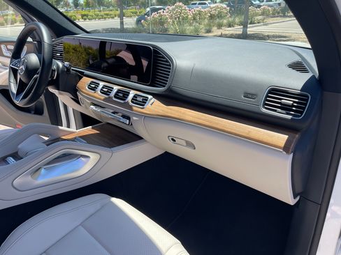 Used 2025 Mercedes-Benz GLS 450 4MATIC image 14