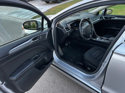 Used 2018 Ford Fusion SE FWD image 11