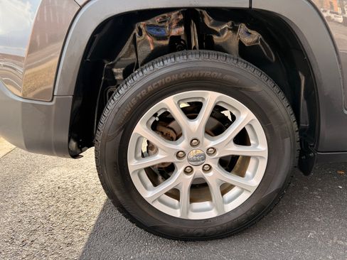 Used 2018 Jeep Cherokee Latitude Plus w/ Comfort/Convenience Group FWD image 22