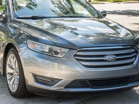 Used 2013 Ford Taurus Limited FWD image 8