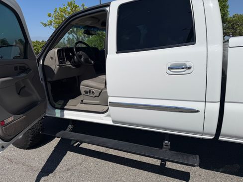 Used 2005 GMC Sierra 2500 SLT w/ Heavy-Duty Power Package RWD image 14