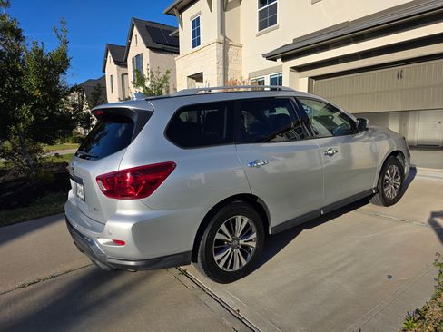 Used 2020 Nissan Pathfinder SL image 4