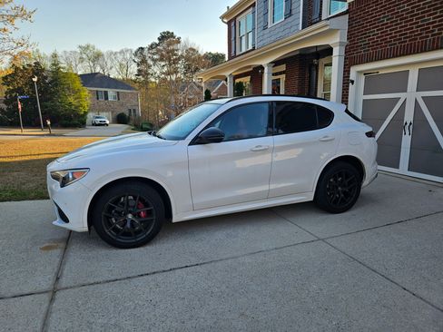Used 2021 Alfa Romeo Stelvio Ti Sport image 4