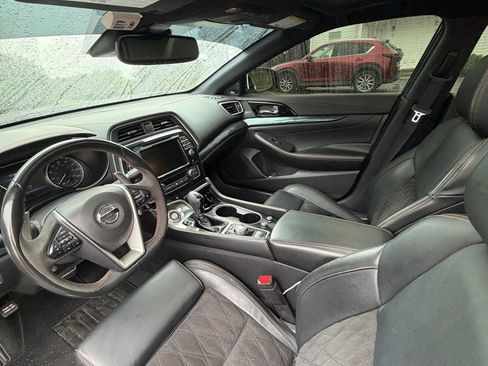 Used 2022 Nissan Maxima SR w/ Sport Mat Group FWD image 9