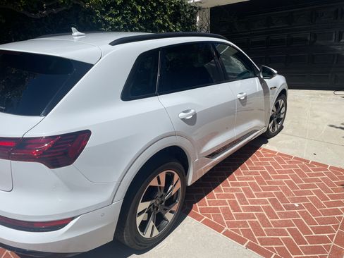 Used 2022 Audi e-tron Premium w/ Convenience Plus Package AWD/4WD image 5