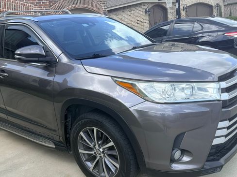 Used 2017 Toyota Highlander XLE FWD image 4