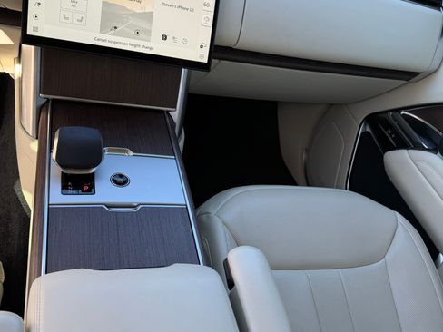 Used 2025 Land Rover Range Rover SE image 8