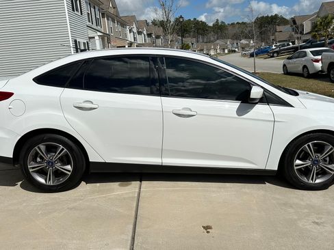 Used 2018 Ford Focus SE w/ SE Appearance Package image 6