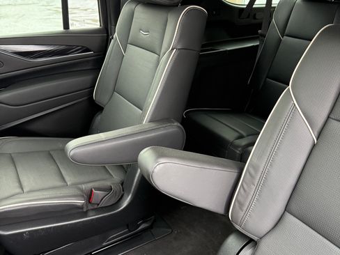 Used 2023 Cadillac Escalade ESV Sport image 9