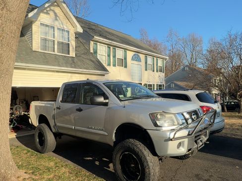 Used 2009 Nissan Titan SE w/ SE Drivers Convenience Pkg image 2