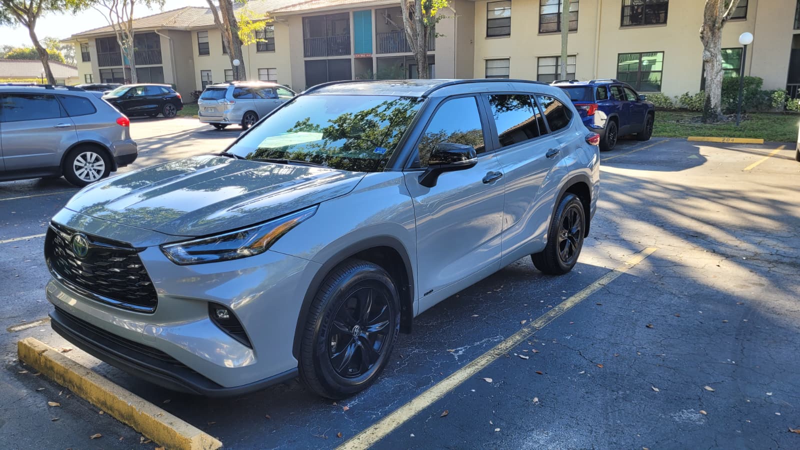 Used 2024 Toyota Highlander XLE AWD/4WD image 1