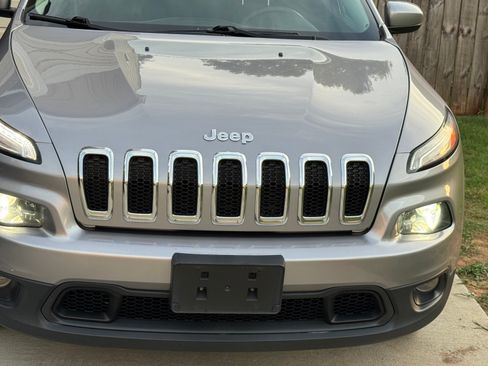 Used 2018 Jeep Cherokee Latitude w/ Safety Group AWD/4WD image 16