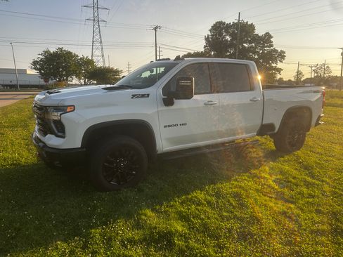 Used 2025 Chevrolet Silverado 2500 LT w/ Trail Boss Package AWD/4WD image 4