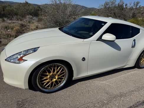 Used 2009 Nissan 370Z Touring RWD image 12