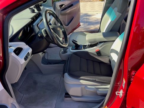 Used 2019 Chevrolet Bolt Premier w/ Infotainment Package image 6