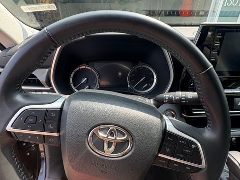 Used 2022 Toyota Highlander XLE AWD/4WD image 12