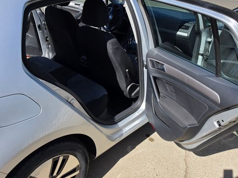 Used 2016 Volkswagen e-Golf SE w/ DC Fast Charging Package FWD image 6