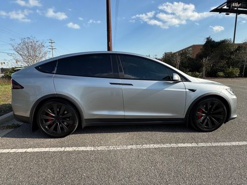 Used 2024 Tesla Model X Plaid image 4