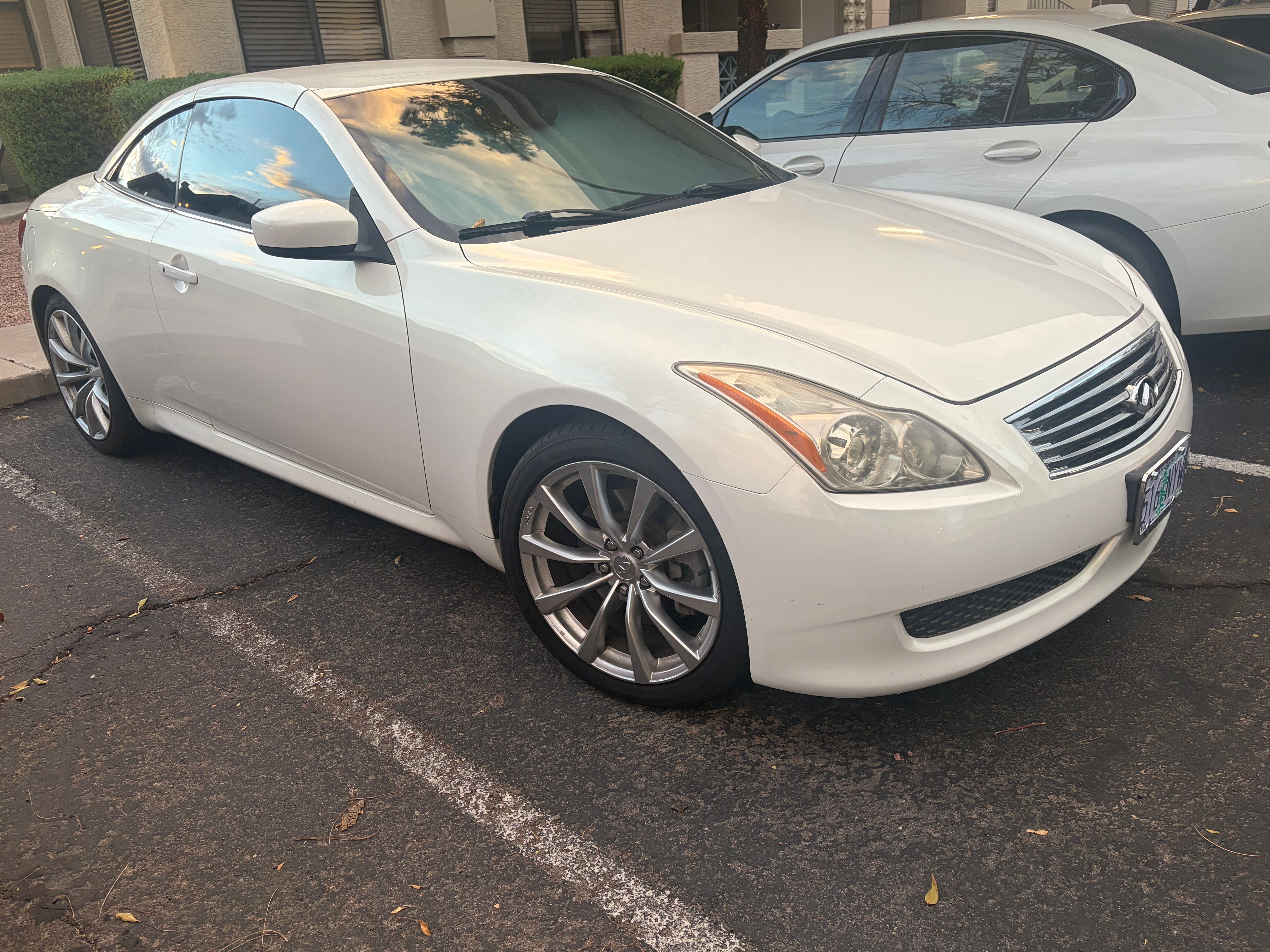 Used 2010 INFINITI G37 Convertible w/ Premium Pkg RWD image 1