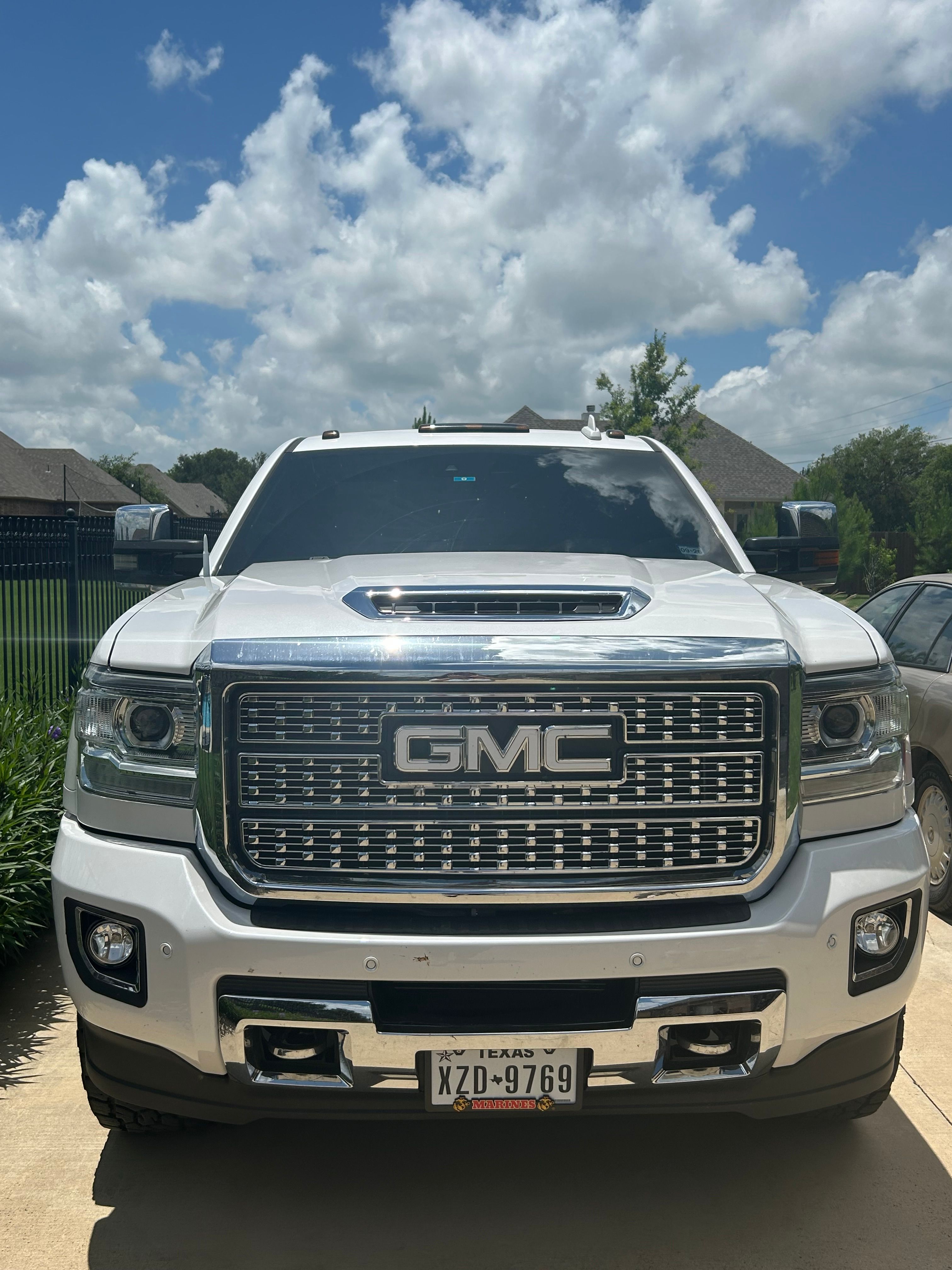 Used 2018 GMC Sierra 2500 Denali w/ Duramax Plus Package AWD/4WD image 1