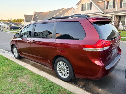 Used 2013 Toyota Sienna XLE w/ Entertainment Pkg FWD image 6