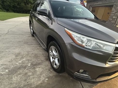 Used 2015 Toyota Highlander Limited FWD image 2