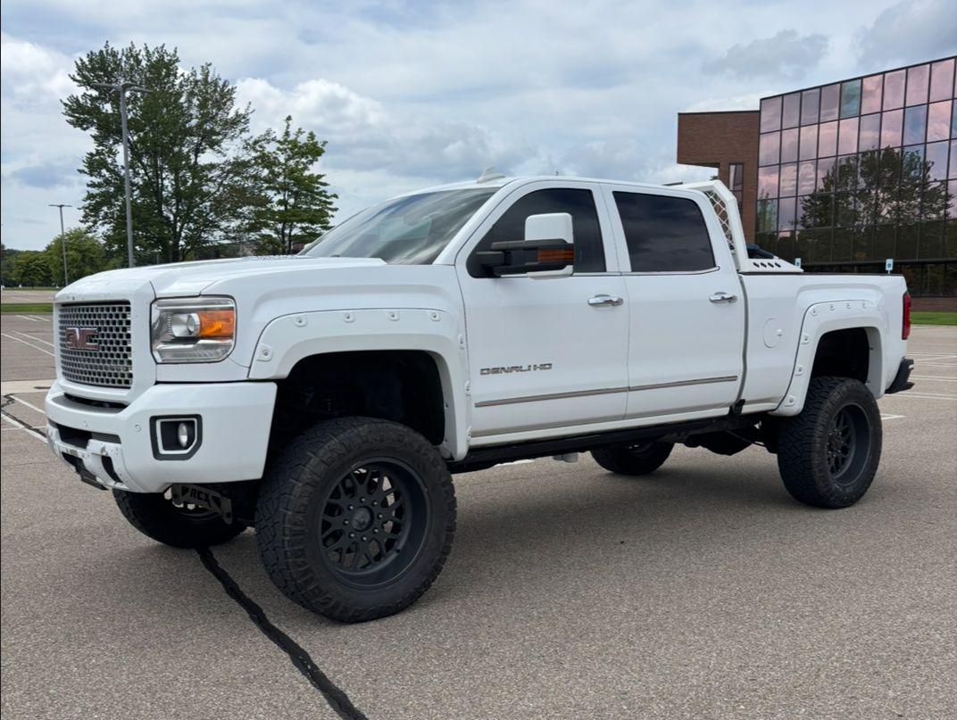 Used 2016 GMC Sierra 2500 Denali w/ Duramax Plus Package AWD/4WD image 2