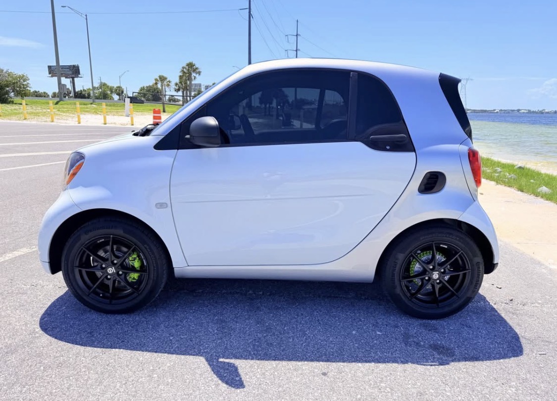 Used 2016 smart fortwo pure RWD image 4