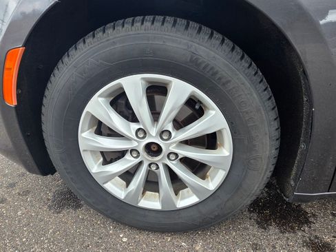 Used 2017 Chrysler Pacifica Touring-L image 14