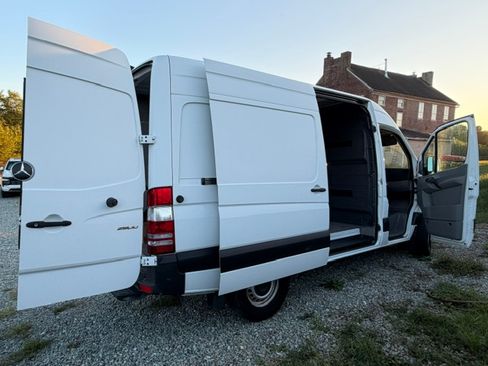 Used 2018 Mercedes-Benz Sprinter 2500 image 12