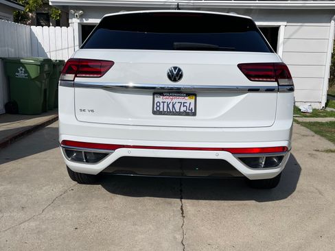 Used 2020 Volkswagen Atlas Cross Sport SE w/ Panoramic Sunroof Package image 2