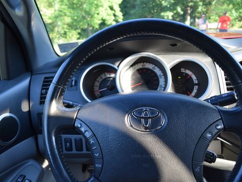 Used 2011 Toyota Tacoma 4x4 Double Cab w/ TRD Sport Pkg w/JBL Audio image 11