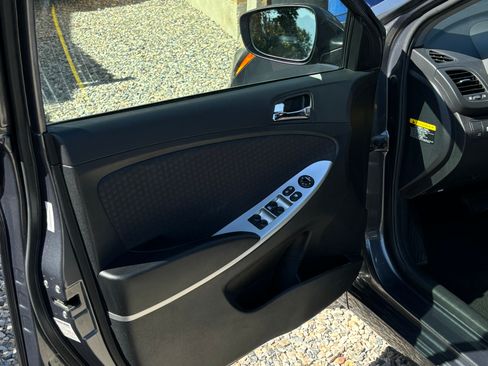 Used 2012 Hyundai Accent SE image 18