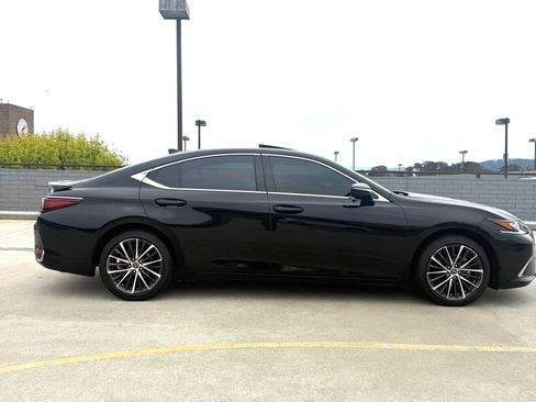 Used 2024 Lexus ES 300h w/ Premium Package FWD image 5