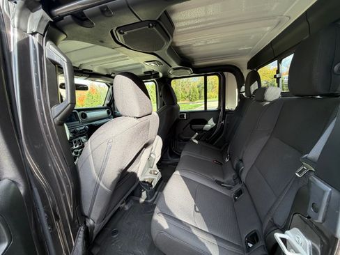 Used 2023 Jeep Gladiator Sport image 2