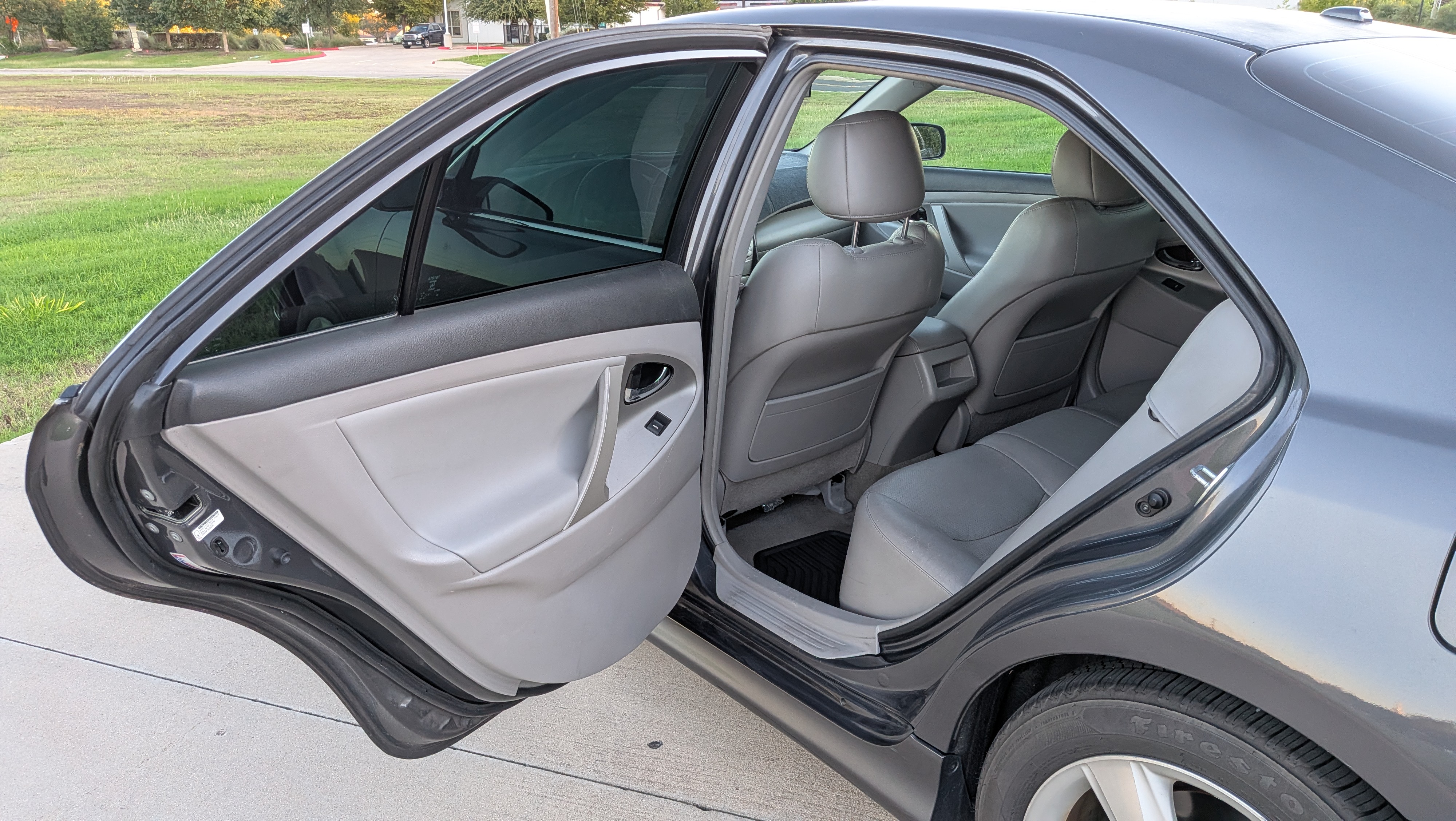 Used 2011 Toyota Camry SE w/ Sport Leather Pkg FWD image 19