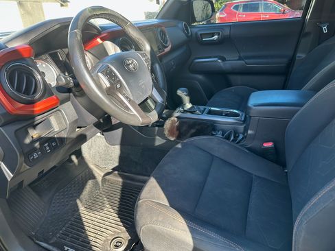 Used 2018 Toyota Tacoma TRD Sport image 14