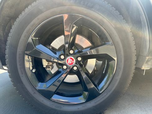 Used 2017 Jaguar F-PACE Premium image 5