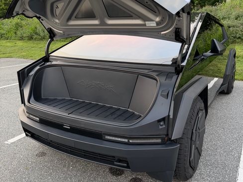 Used 2024 Tesla Cybertruck AWD Crew Cab image 18