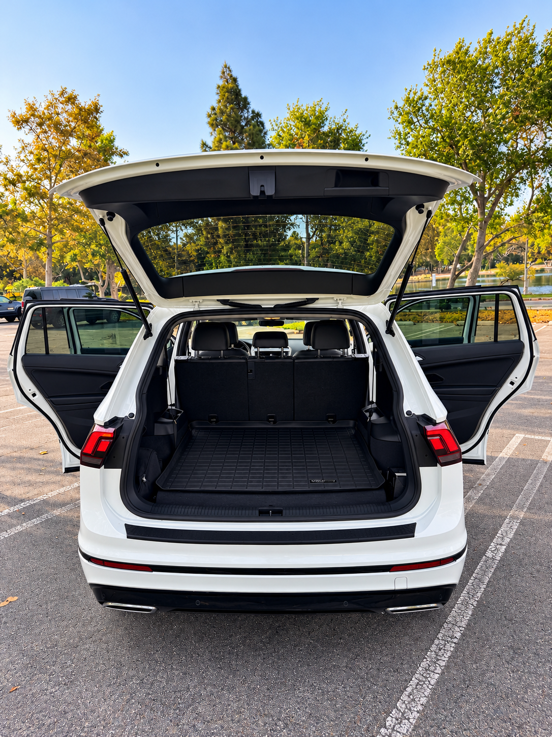 Used 2020 Volkswagen Tiguan SE R-Line FWD image 9