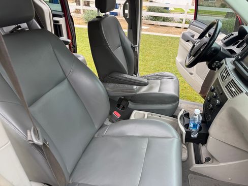 Used 2014 Volkswagen Routan SE image 13